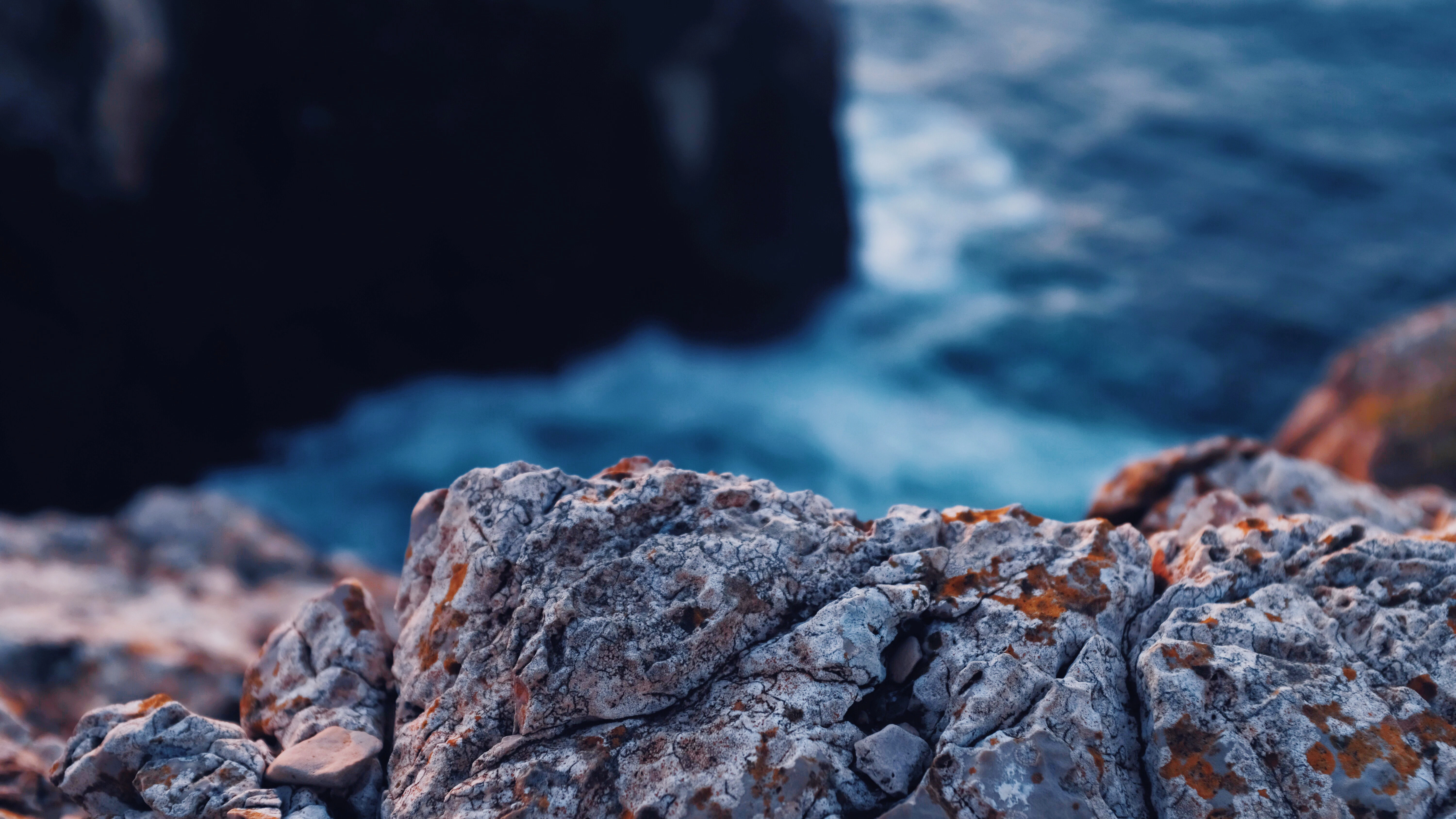 closeup photo of rock