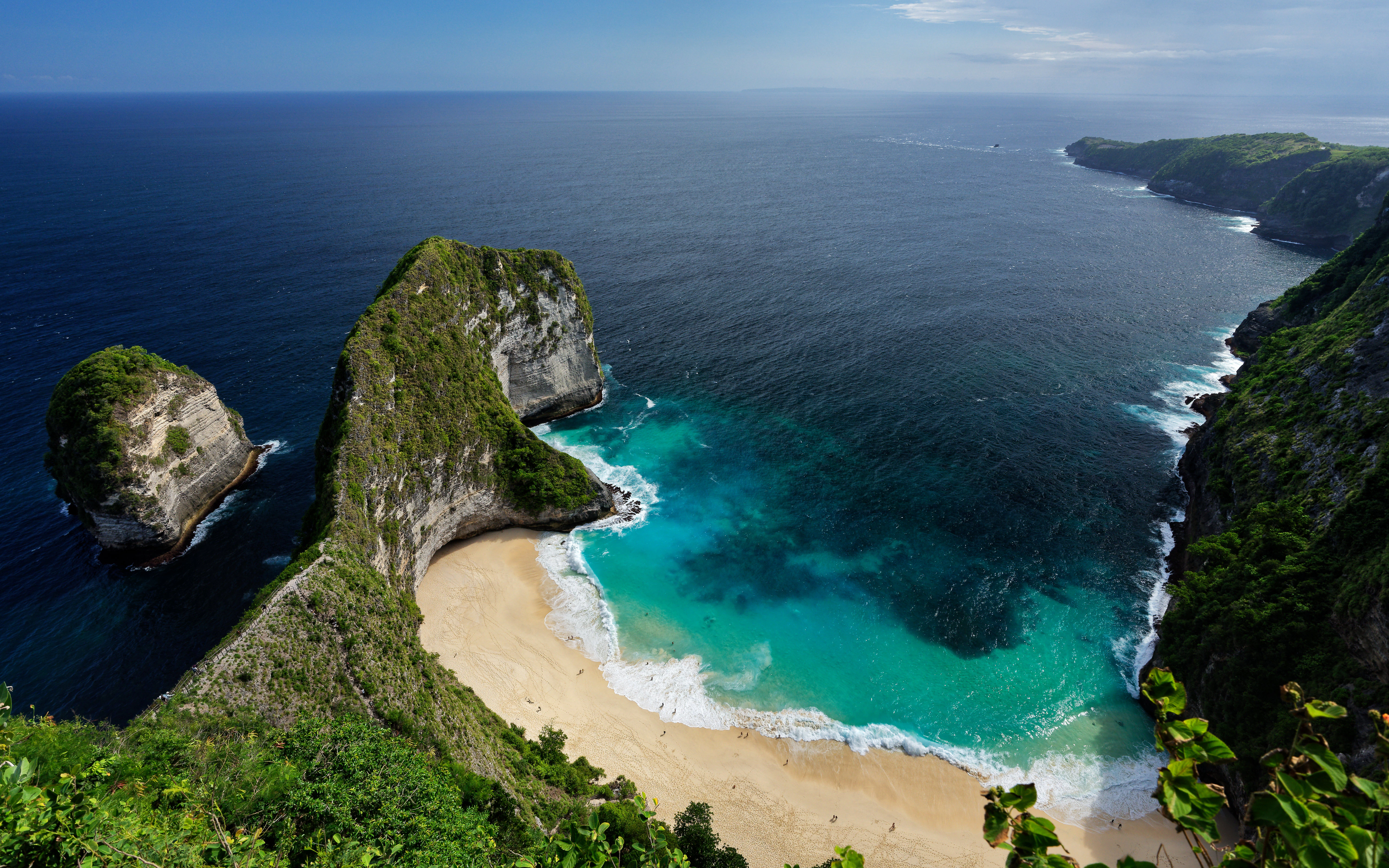 A view of the ocean from a high point of view