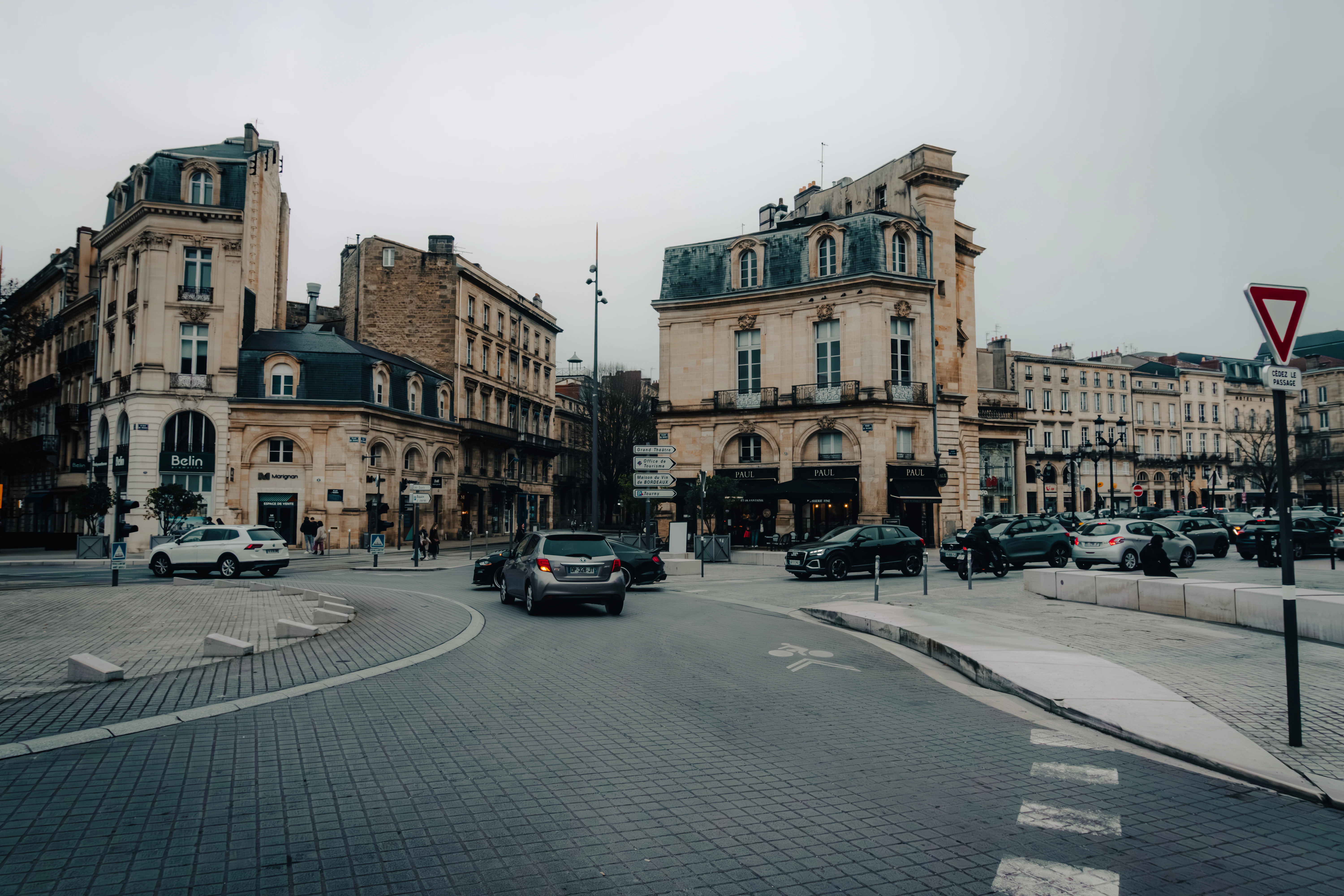 A city street filled with lots of traffic